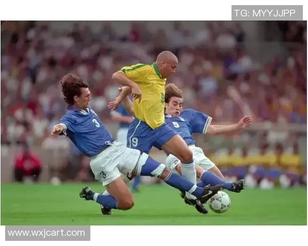 足球巨星归来：回到故乡球场的感动时刻与情感碰撞